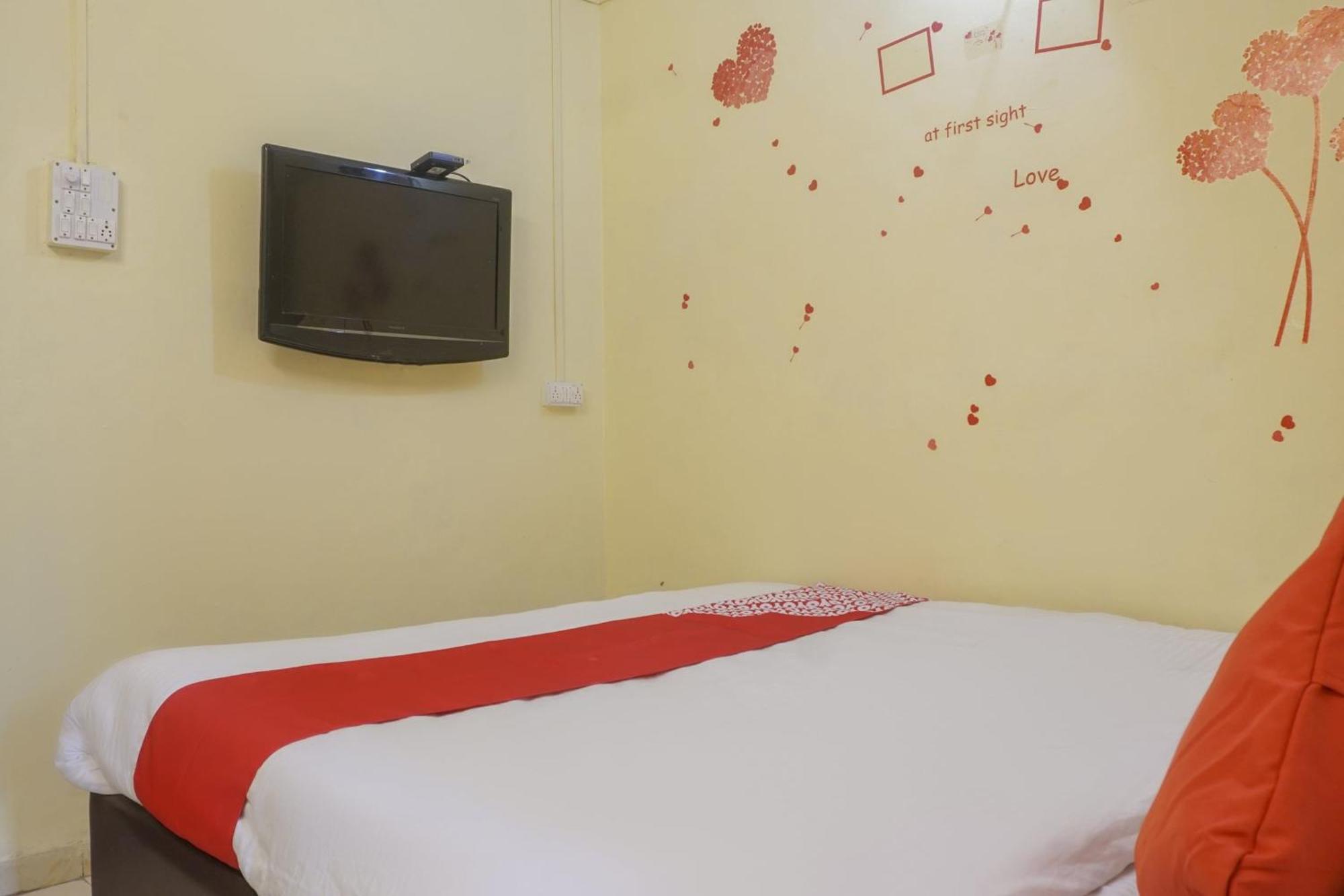 오요 74900 R K 호텔 Pimpri-Chinchwad 외부 사진